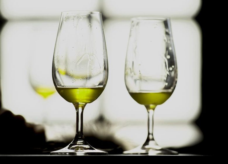 Personas catando aceite de oliva virgen extra Isbilya