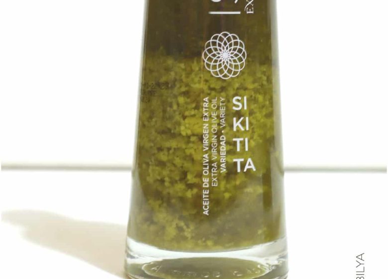 Botella de isbilya AOVE congelada debido a las bajas temperaturas