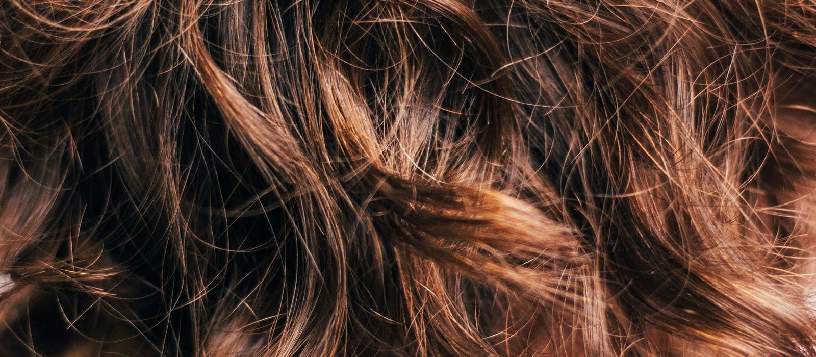 Imagen representativa de cabello saludable, mostrando los beneficios del aceite de oliva Isbilya para el cuidado del pelo.