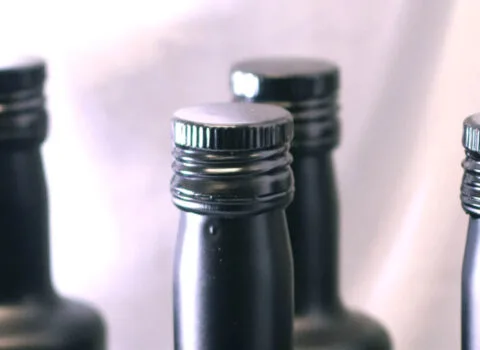 Botellas de aceite de oliva virgen extra protegidas de la luz