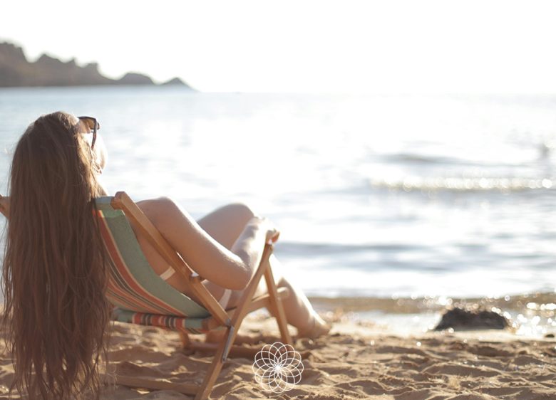 Verano healthy con AOVE | Isbilya Chica tomando el sol relajándose y cuidándose con AOVE Isbilya
