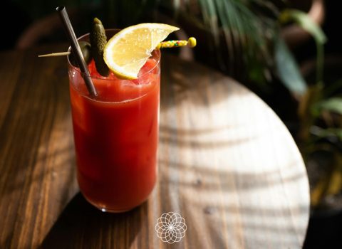 Bloody Mary con AOVE Isbilya sobre mesa de madera