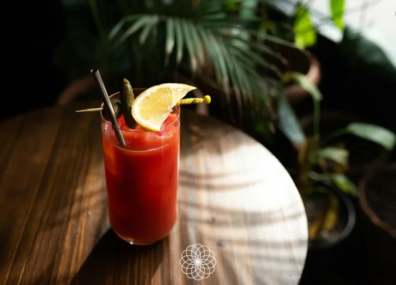 Bloody Mary con AOVE Isbilya sobre mesa de madera