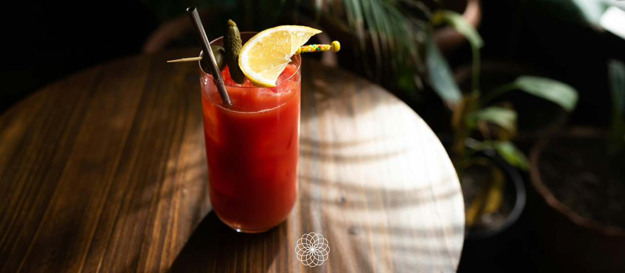 Bloody Mary con AOVE Isbilya sobre mesa de madera