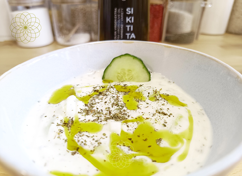 Ensalada de pepino, yogur y AOVE | Isbilya ensalada de pepino con yogur y AOVE Isbilya servida en cuenco de cerámica