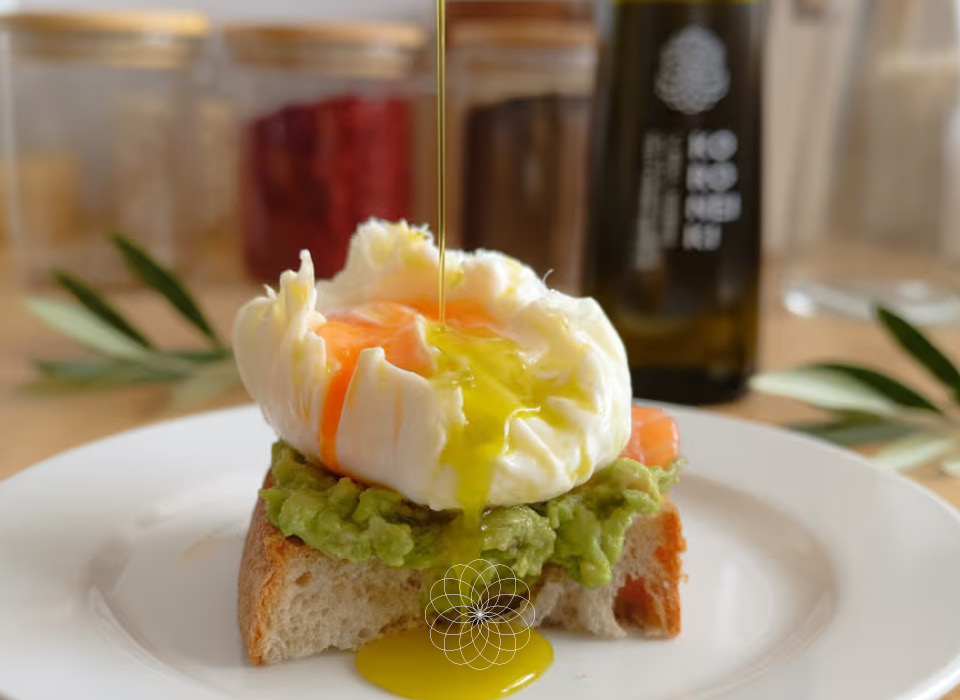 Imagen receta Tosta de aguacate, salmón ahumado, huevo poché y AOVE Koroneiki
