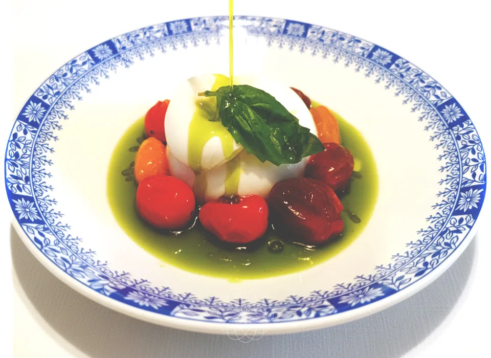 Plato con burrata tomates cherry y albahaca