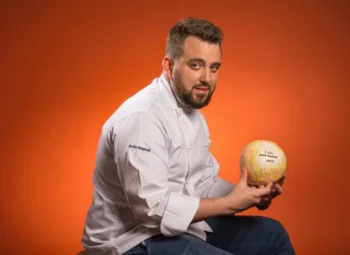 Oscar Vidal chef Asador O Pazo sosteniendo un sol repsol