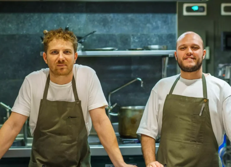 Toni Solans y David Romero, chefs del restaurante Mantis en Barcelona posando un su cocina.