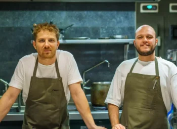 Toni Solans y David Romero, chefs del restaurante Mantis en Barcelona posando un su cocina.