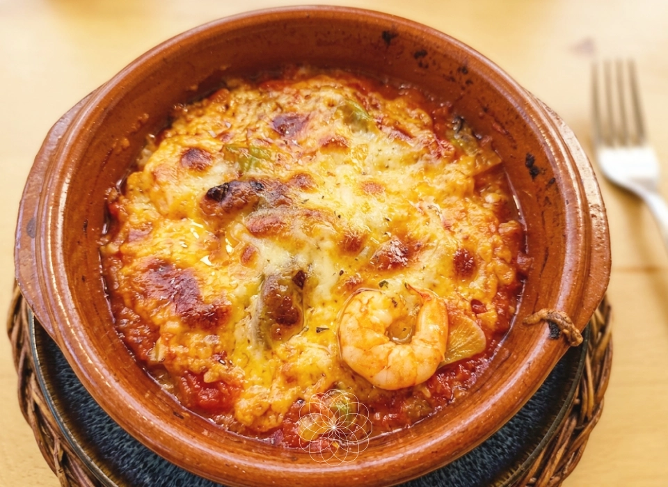 Cazuela de barro con queso, langostinos y AOVE Grand Coupage Intenso