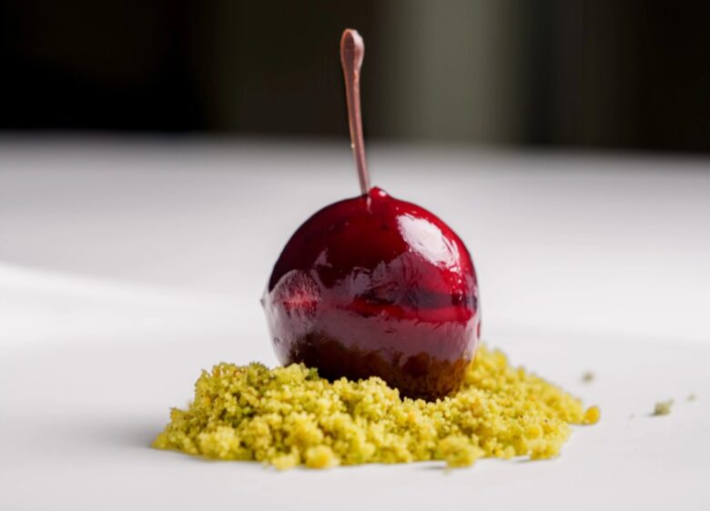 Cereza sobre tierra comestible
