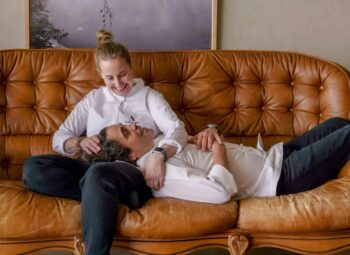 Iria Espinosa y Luis Veira sentados en un sofá en el restaurante Árbore da Veira