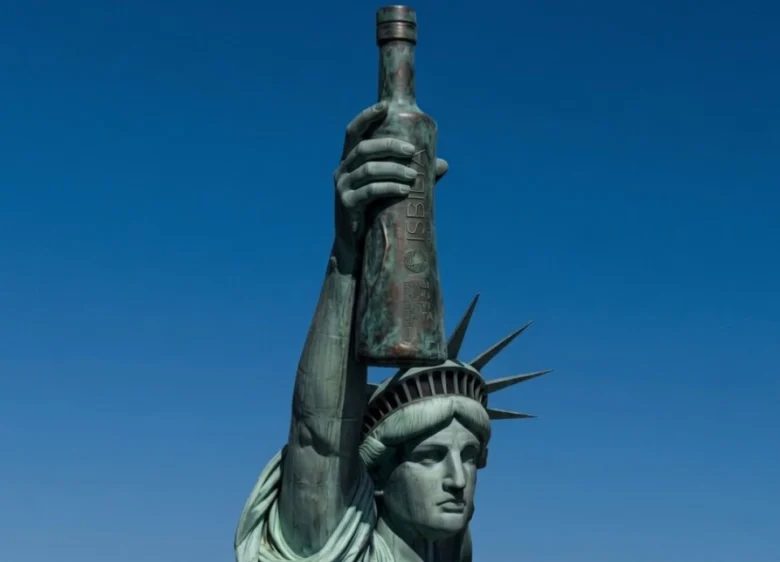 Estatua de la Libertad sosteniendo una botella de aceite de oliva Isbilya Sikitita, consolidación de la marca Isbilya con el premio Nueva York 2026.