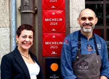 Quique Vázquez y Ana Siñeriz en la puerta de su restaurante Terreo.