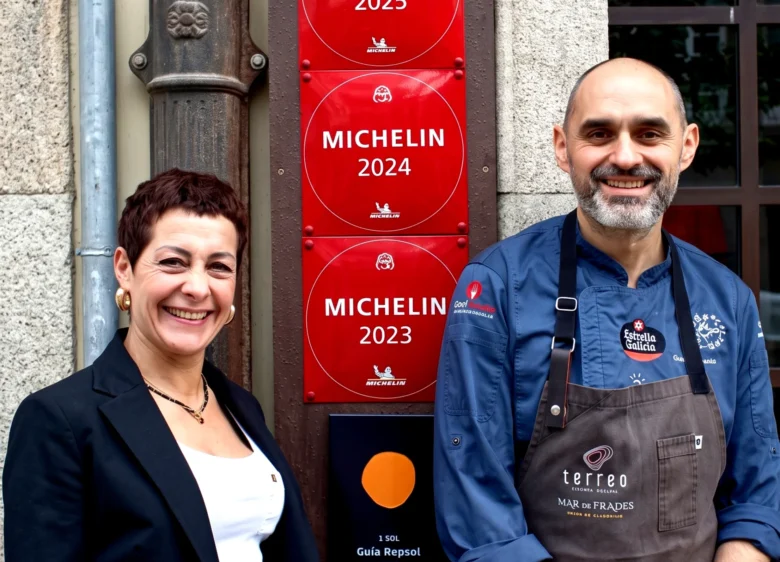 Quique Vázquez y Ana Siñeriz en la puerta de su restaurante Terreo.