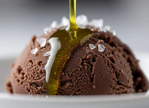 Bola de helado con aceite de oliva Isbilya y escamas de sal.